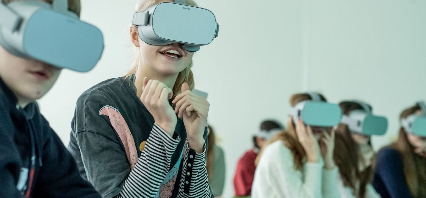 Elever med VR-briller