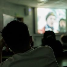 Elev ser på skjerm som viser to ansikter.