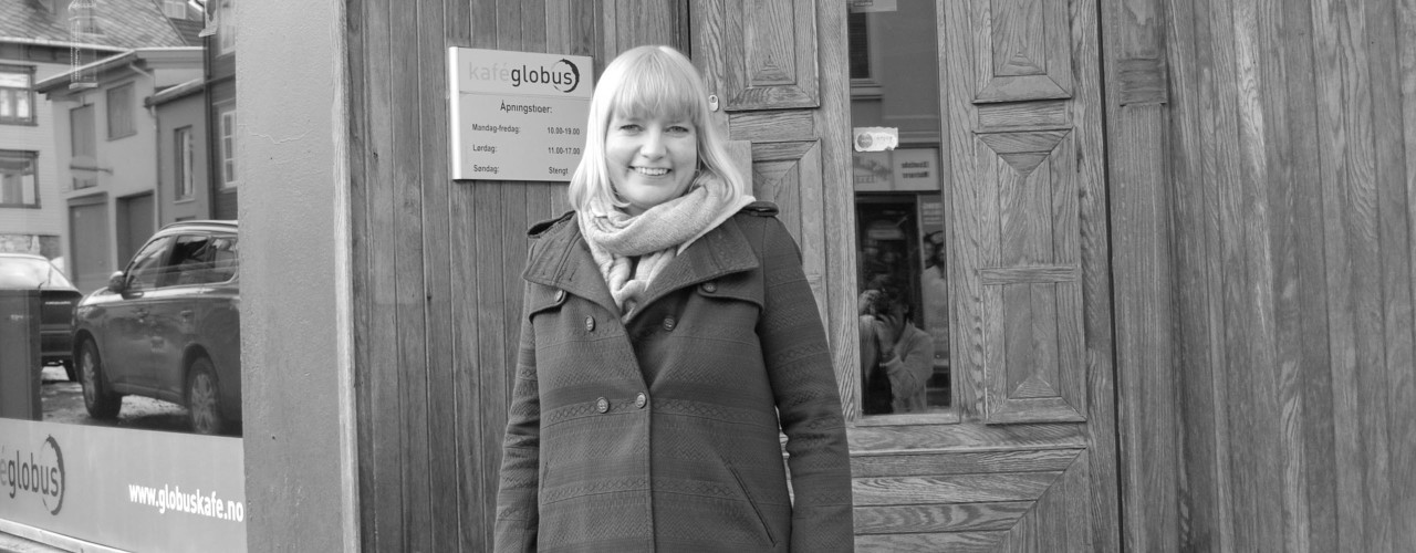 Mathilde Hestvik Dahl (33) utenfor Kafé Globus.