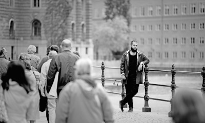 Milad Mohammadi på gata i by