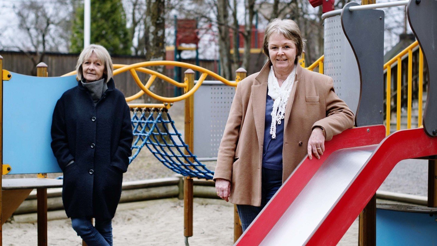Blindern barnestuers daglig ledere, Ebba Nytvedt og Marit Brekke på lekeplassen til barnehagen.