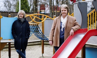 Blindern barnestuers daglig ledere, Ebba Nytvedt og Marit Brekke på lekeplassen til barnehagen.