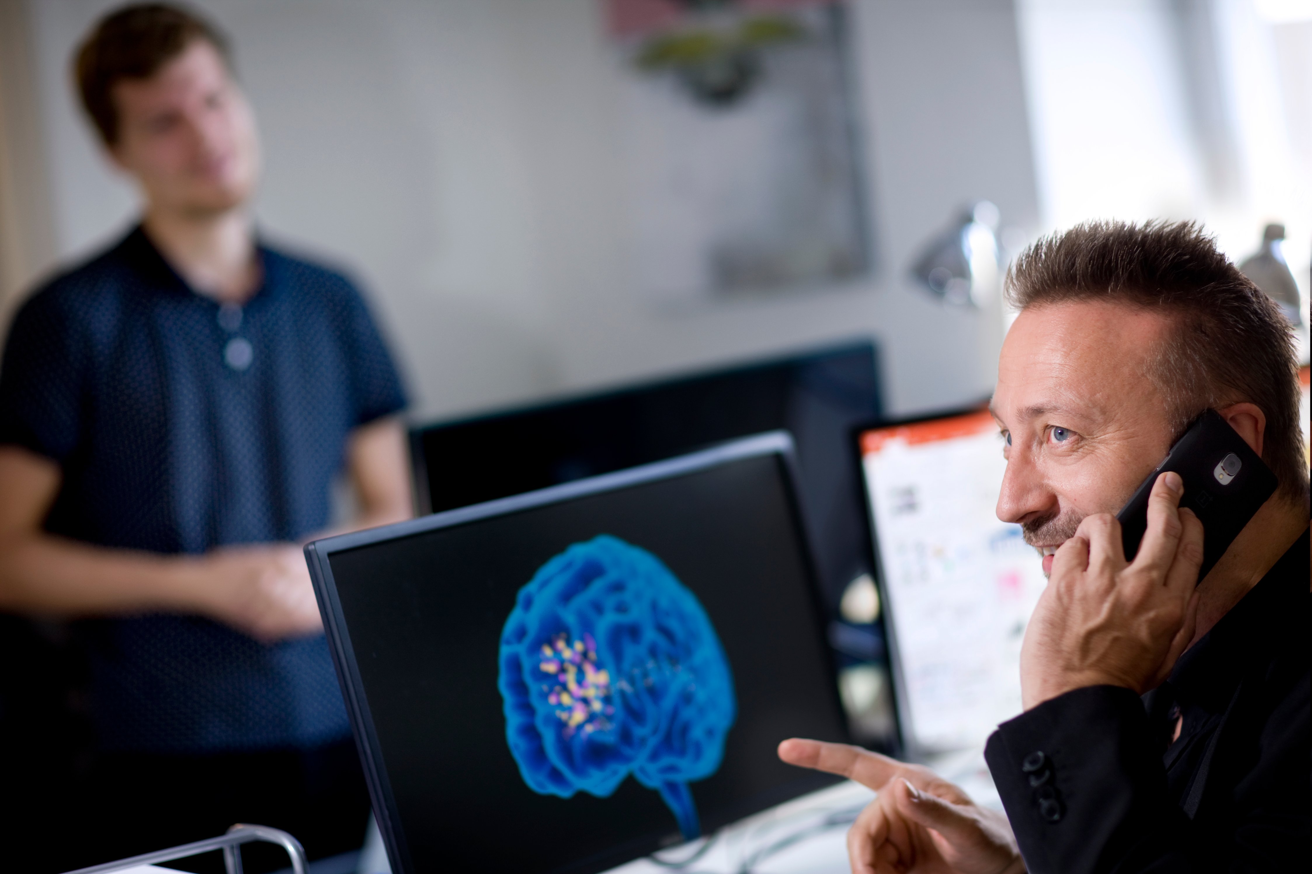 Hjerneforsker Thomas Z. Ramsøy forteller at hjernen sløves av multitasking. Faktisk blir du mindre effektiv og mer ukonsentrert. 