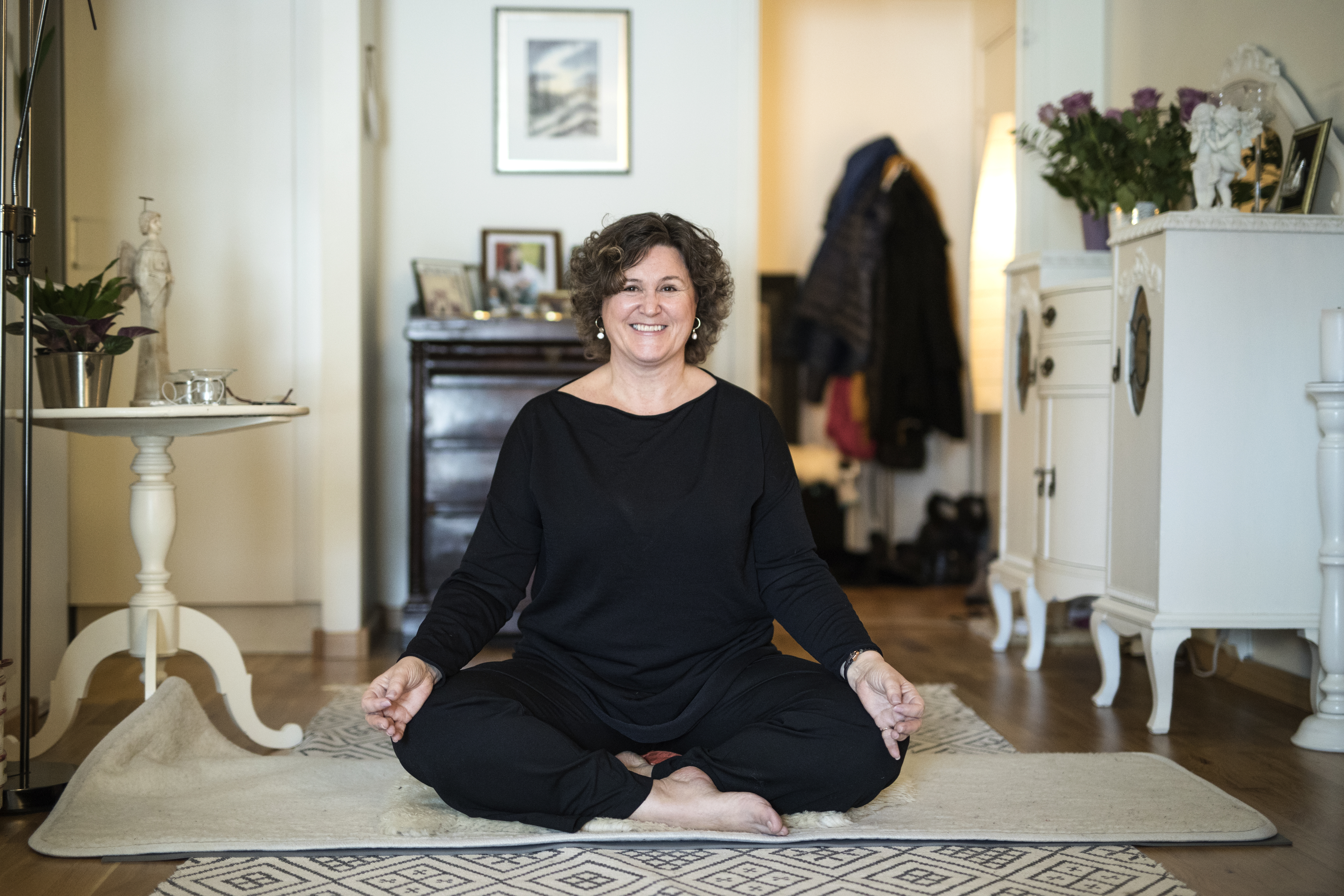 Britt Bjørgård sitter i yogaposisjon