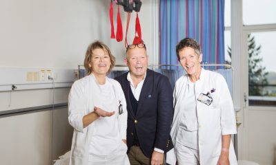 Sykehusdirektør Per Bleikelia sammen med to leger ved Martina Hansens Hospital. Inne på et sykehusrom.