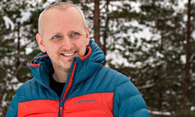 Inkluderende arbeidsliv: Blid mann i boblejakke ser til siden.
