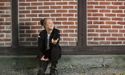 Ledelse: Engasjert ung kvinne sitter inntil en mursteinsvegg.