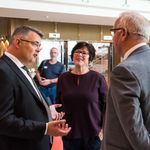 Forbundsleder Audun Ingvartsen og nestleder Liv Spjeld By i samtale med olje- og energiminister Kjell-Børge Freiberg