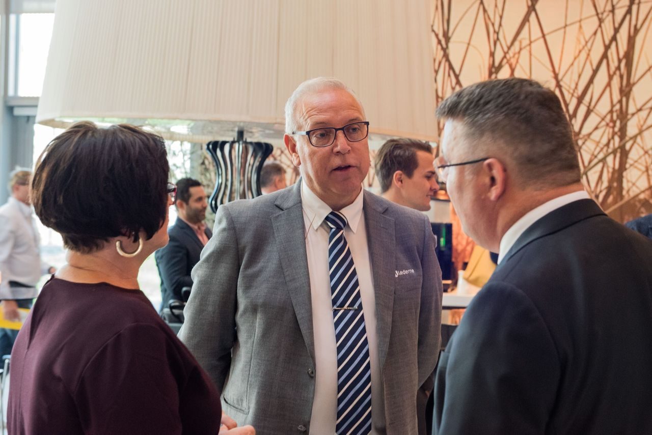 Forbundsleder Audun Ingvartsen og nestleder Liv Spjeld By i samtale med olje- og energiminister Kjell-Børge Freiberg på Energikonferansen 2018.