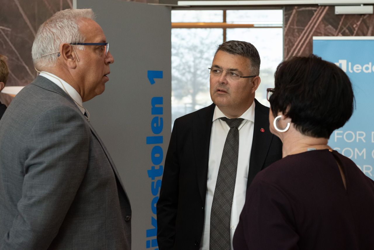 Forbundsleder Audun Ingvartsen og nestleder Liv Spjeld By i samtale med olje- og energiminister Kjell-Børge Freiberg på Energikonferansen 2018.