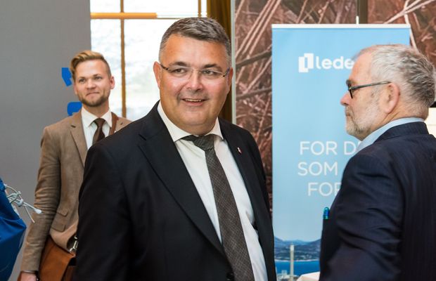 Her ser du en smilende olje- og energiminister fra FrP - Kjell-Børge Freiberg. Han deltok på Energikonferansen i 2018.