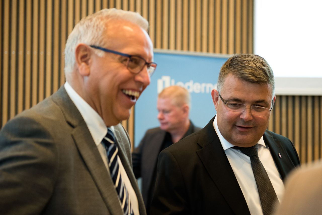 Forbundsleder Audun Ingvartsen i samtale med olje- og energiminister Kjell-Børge Freiberg