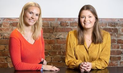 Potensial: To unge kvinner står ved et høyt bord.