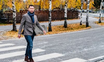 Selvledelse: Mann krysser en gate i fotgjengerfeltet.