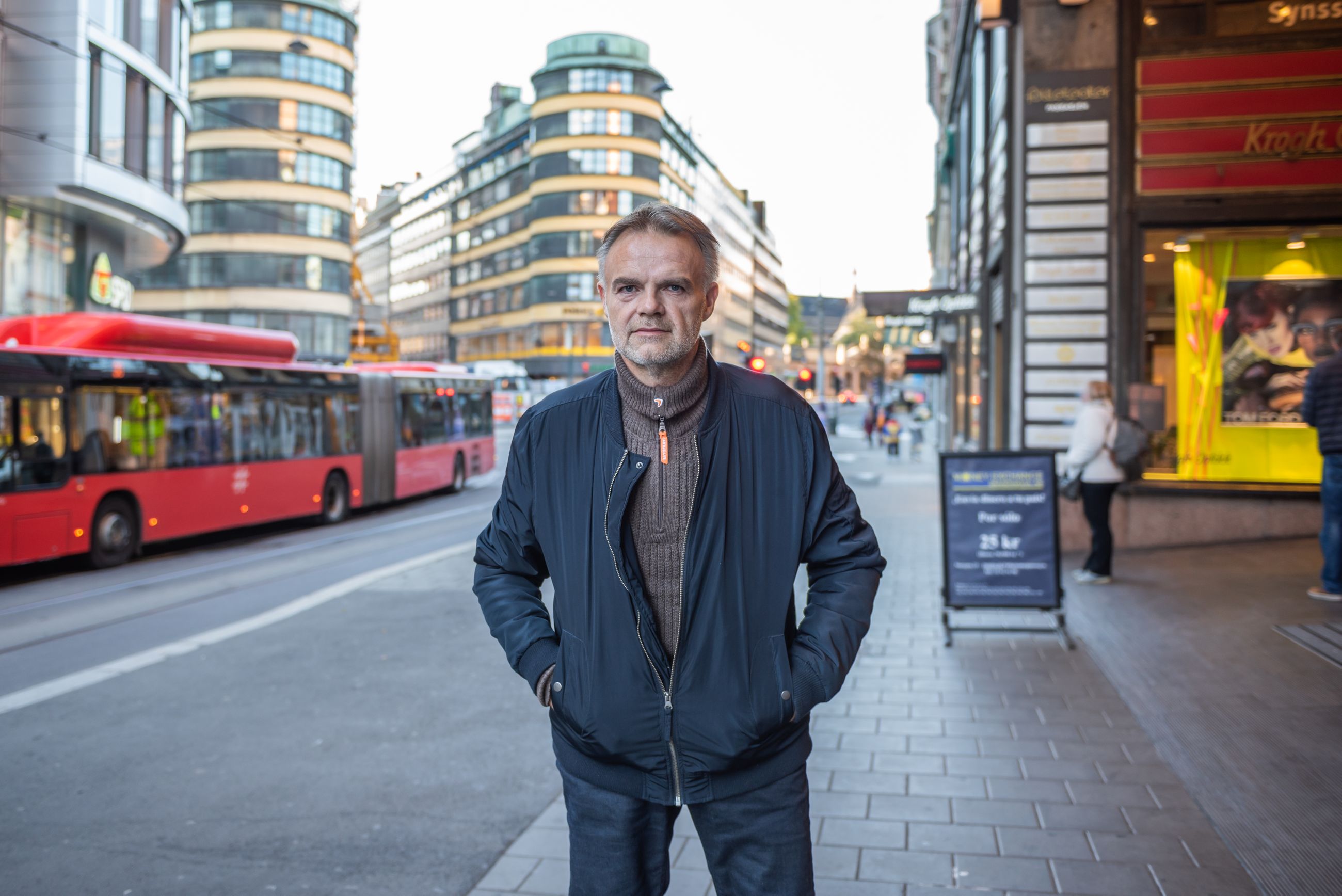 Her ser du Lederne-medlemmet Knut Hagset som står i Storgata i Oslo og ser i kameraet med et bestemt blikk.