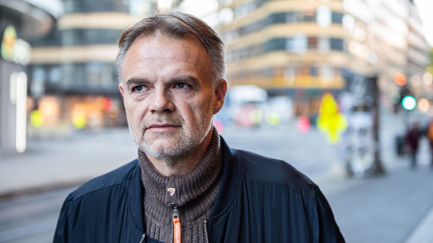 Her ser du Lederne-medlemmet Knut Hagset som står og ser utover Oslos gater og er fjern i blikket. Han har kjempet mot Nav og Sparebank 1 for å bli trodd.