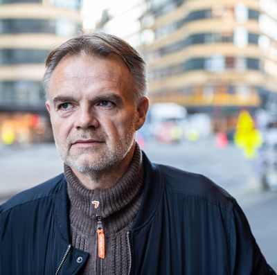 Her ser du Lederne-medlemmet Knut Hagset som står og ser utover Oslos gater og er fjern i blikket. Han har kjempet mot Nav og Sparebank 1 for å bli trodd.