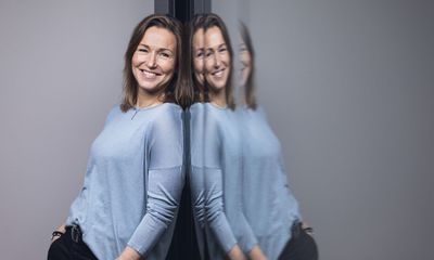 Lederskap: Kvinne med lyseblå genser står lent mot et speil.