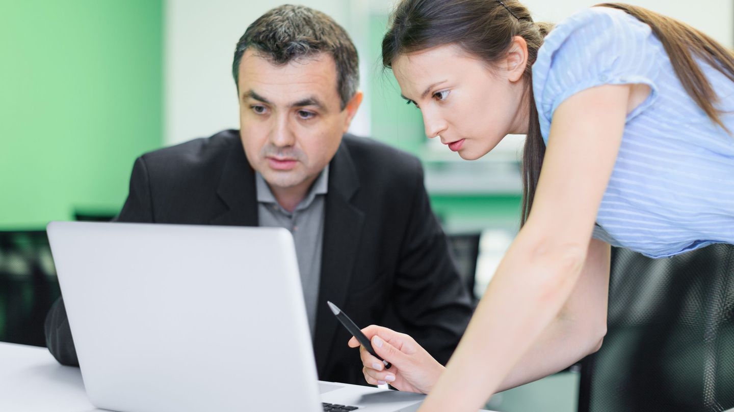 Misforståelser: En mann og en kvinne ser på en PC-skjerm sammen.