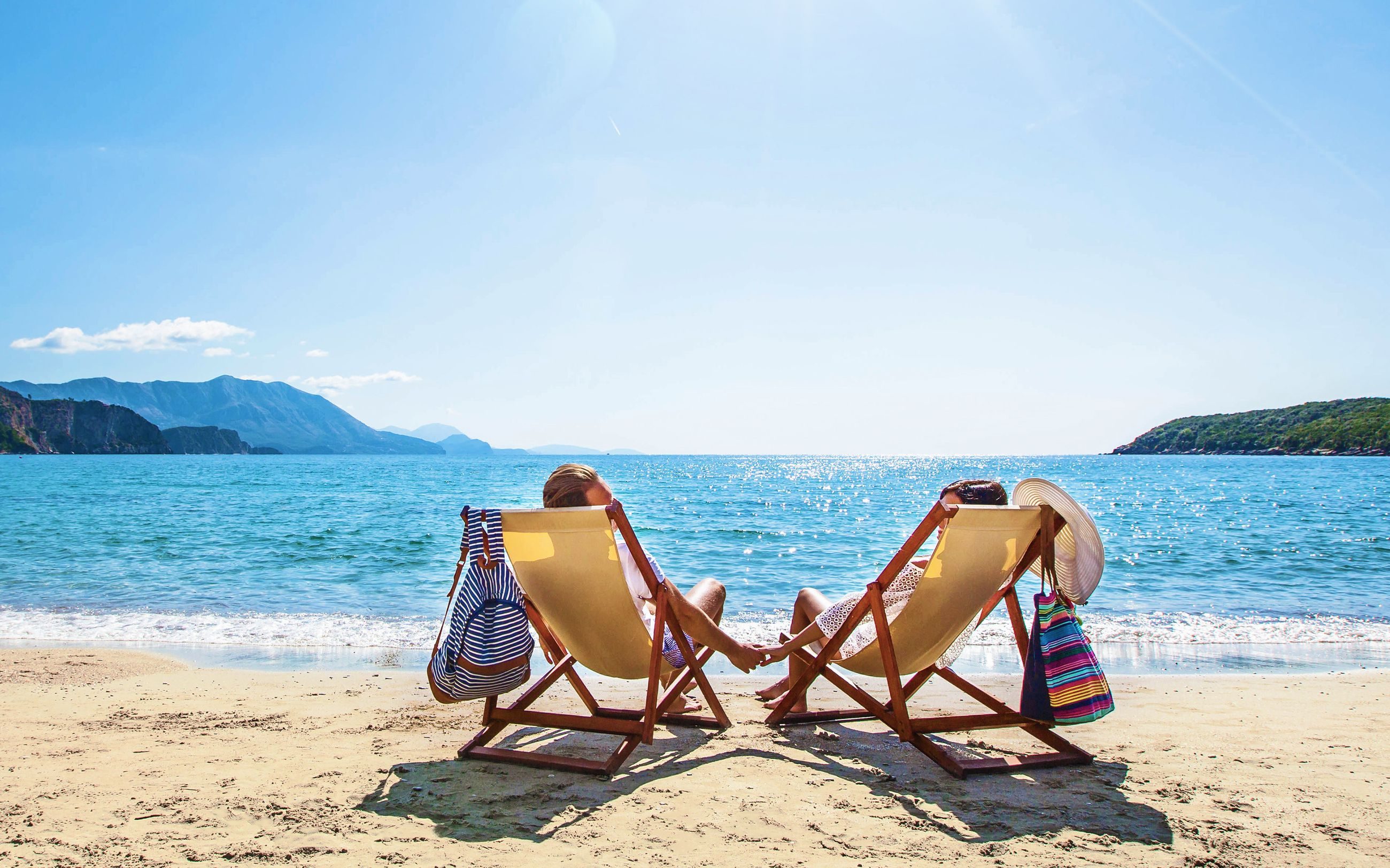 To strandstoler på en strand med vakkert utsyn over havet.