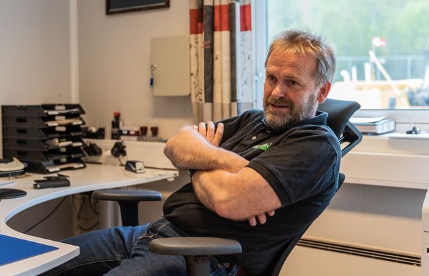 Bilde av Øyvind Salte som sitter på kontoret