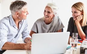 Kurs: Tre kolleger sitter og jobber sammen ved en PC