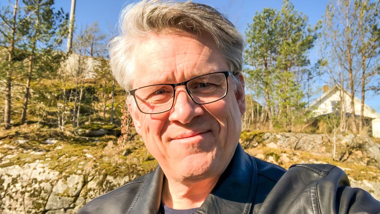Petter Skaraas. Mann med kort hår og briller ser rett fram og smiler. Trær og himmel i bakgrunnen. Bilde til sak om sparetips
