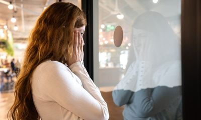 En kvinne holder seg på kinnene og ser ut gjennom en glassdør. Illustrasjon til sak om vilkår for permittering