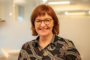 Kvinne med rødt hår og briller, Anne Gro Engen, smiler og ser rett frem. Bildet brukt i sak om å få flere organiserte i Lederne.