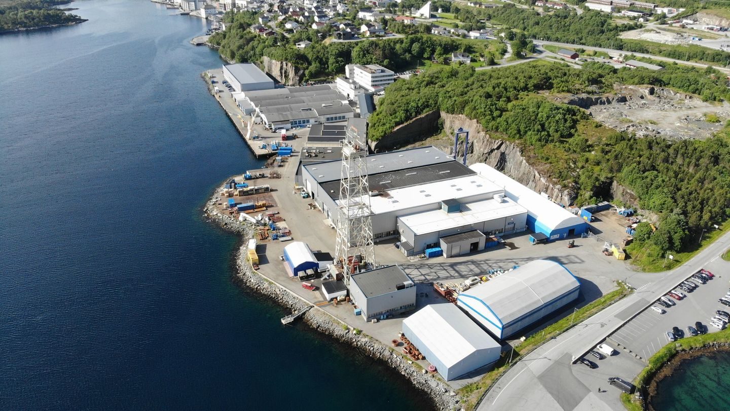 Her ser du et flyfoto av fabrikken til Kongsberg Maritime på Brattvåg.