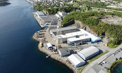 Her ser du et flyfoto av fabrikken til Kongsberg Maritime på Brattvåg.