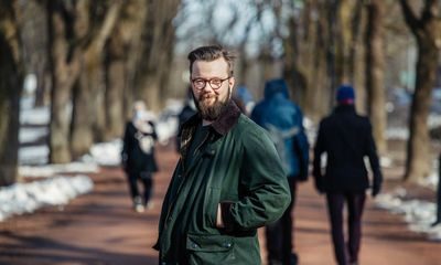 Portrettfoto av Daniel André Fortun. I bagrunn er folk som går tur i Frognerparken. Bilde til sak om god ledelse på lederne.no