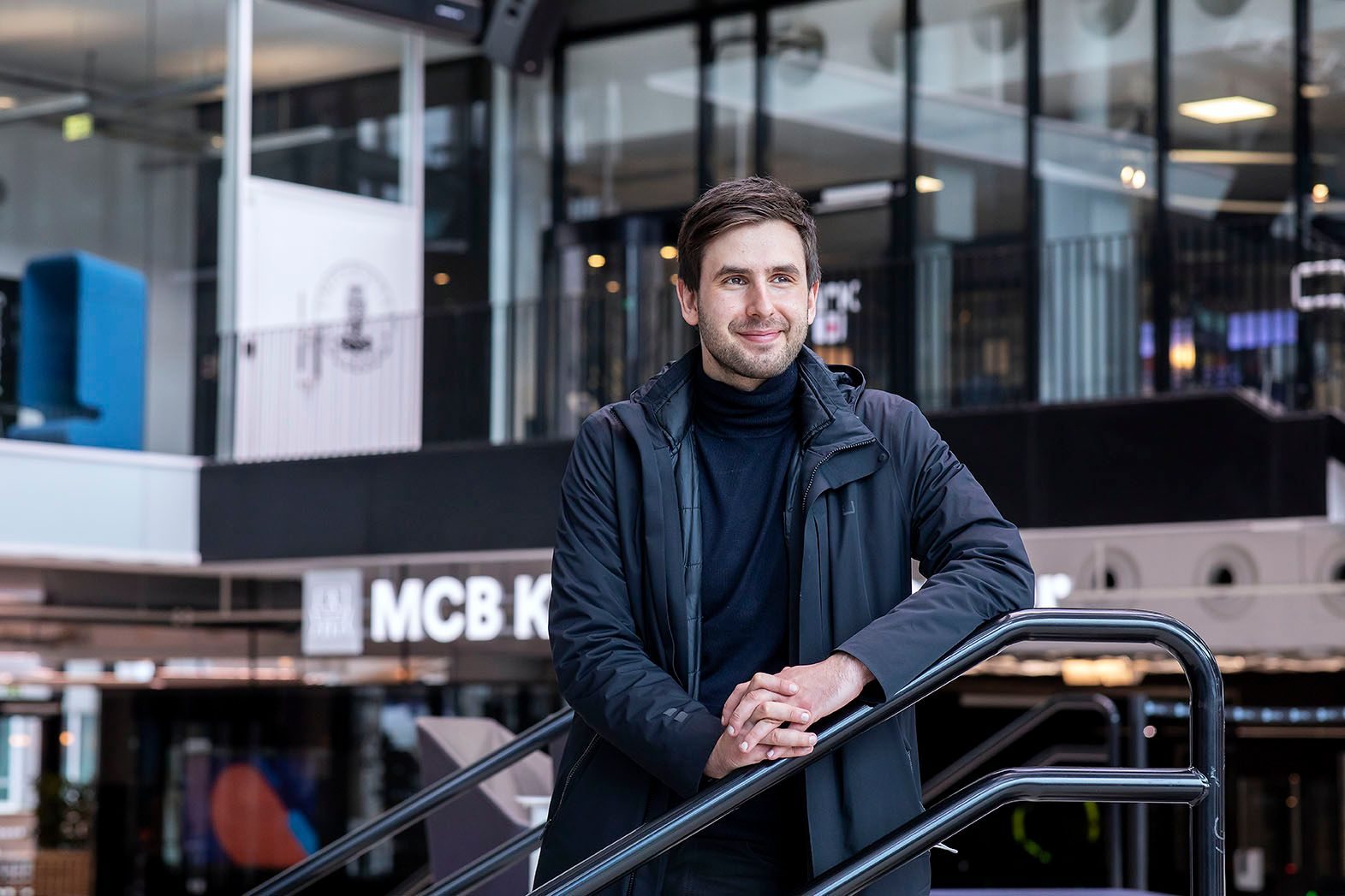 Anri Håvard Hebib inne på Media City Bergen og ser utover åpent kontorlandskap