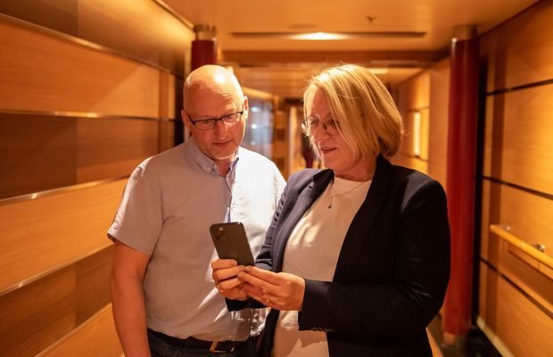 Mann og en dame i 50 årene ser på en mobil