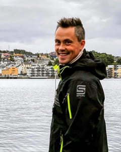 Lederne-medlemmet Simon Høgås Langfjell står på en brygge og ser inn i kameraet..