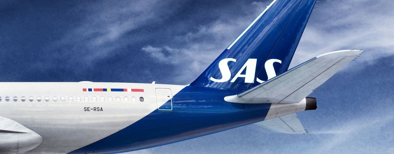 SAS logo på et SAS-fly i luften.