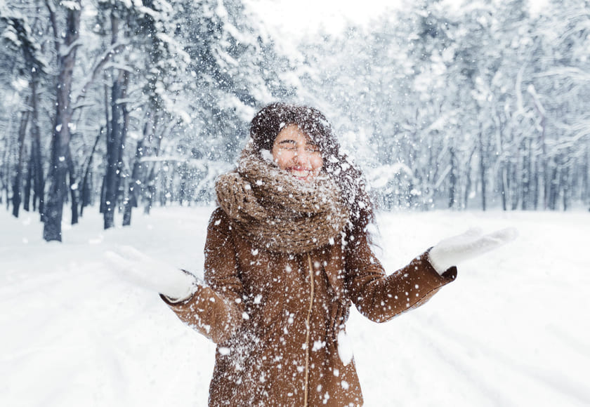 Illustrasjonsfoto av en dame som går tur i vinterlandskap. Foto av Istock.
