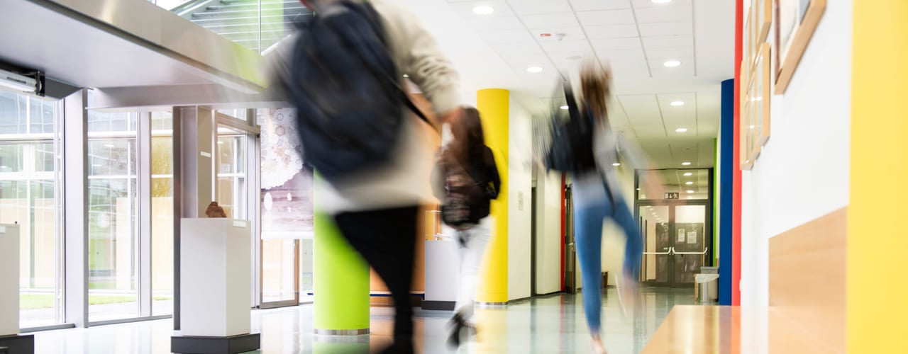 Illustrasjonsfoto av elever som løper i gangene. Foto: iStock.