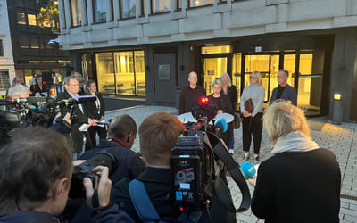 Arbeidsminister Marte Mjøs Persen informerer pressen 27. september 2022 om at regjeringen har tatt i bruk tvungen lønnsnemnd for å stoppe lærerstreiken. Bilde.