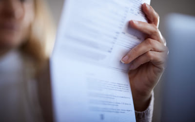Illustrasjonsfoto av en person som leser dokumenter. Foto. Istock.