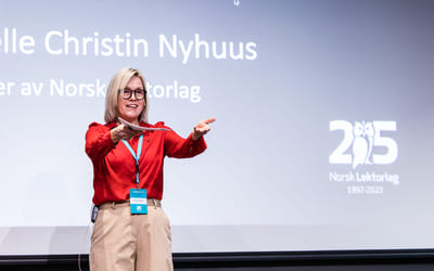 Norsk Lektorlags leder Helle Christin Nyhuus på scenen under Lektorkonferansen 2022. Bilde.