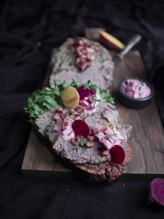 Grovt rugbrød med hjemmelaget leverpostei