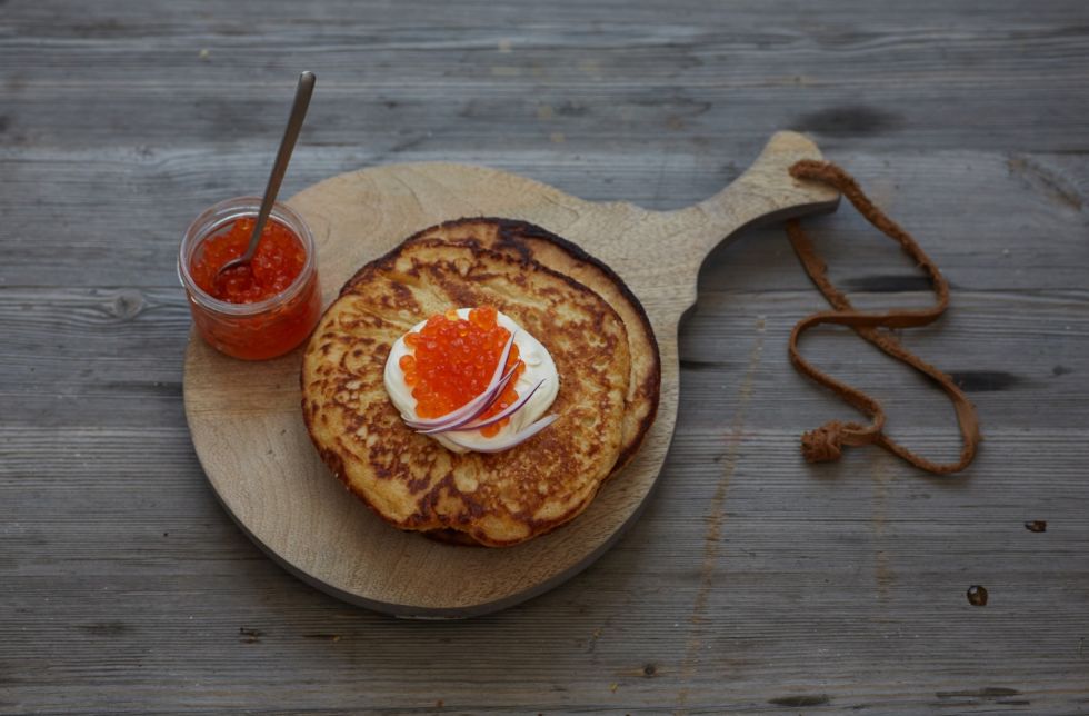 Blinis med kaviar, rømme og rødløk