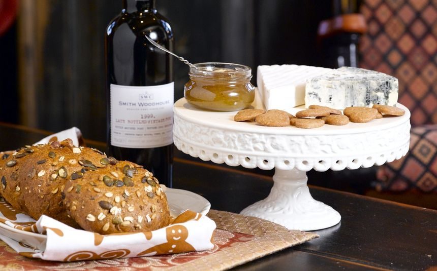 brød, pepperkaker og ost