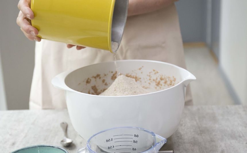 ingredienser til brødbaking tilsettes i bakebolle