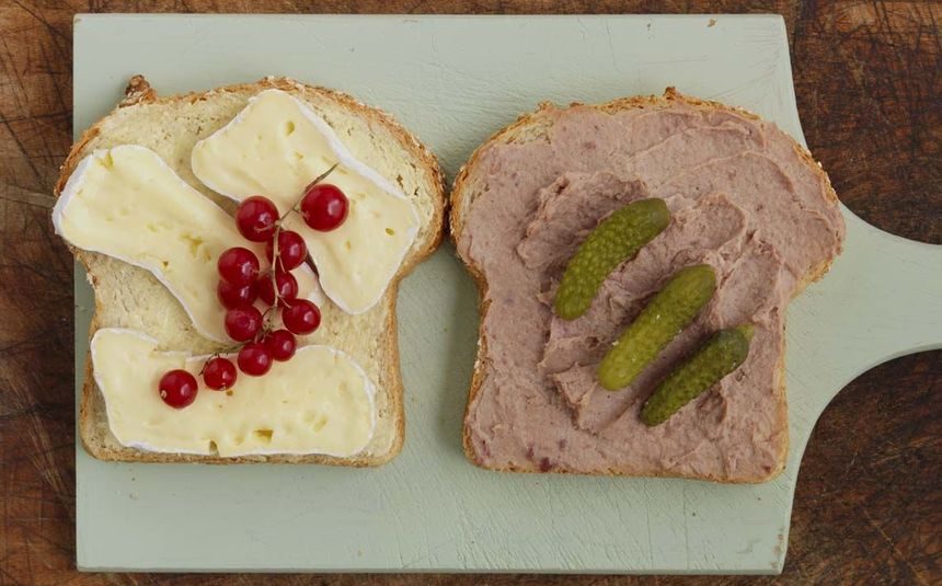 Brødskive med brie og rips og en med leverpostei og syltet agurk