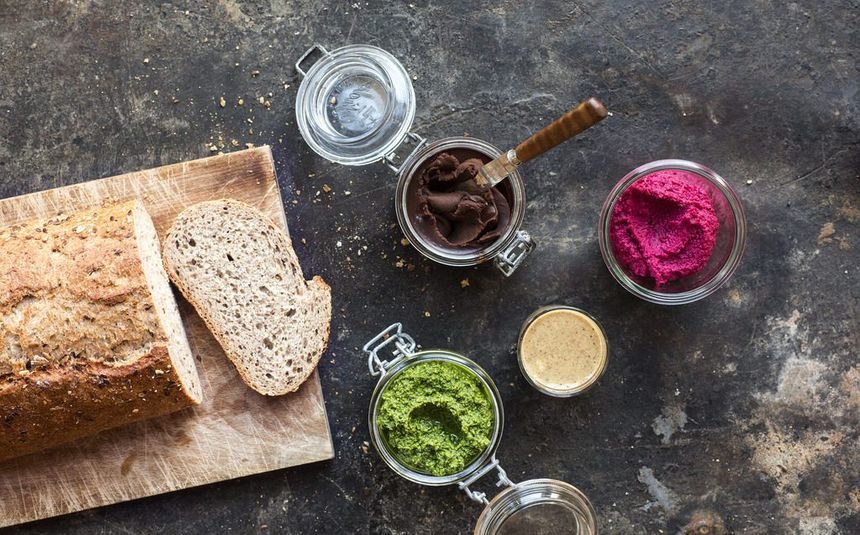 Nyskåret grovbrød, pesto, sjokoladepålegg, mandelsmør og rødbetehummus