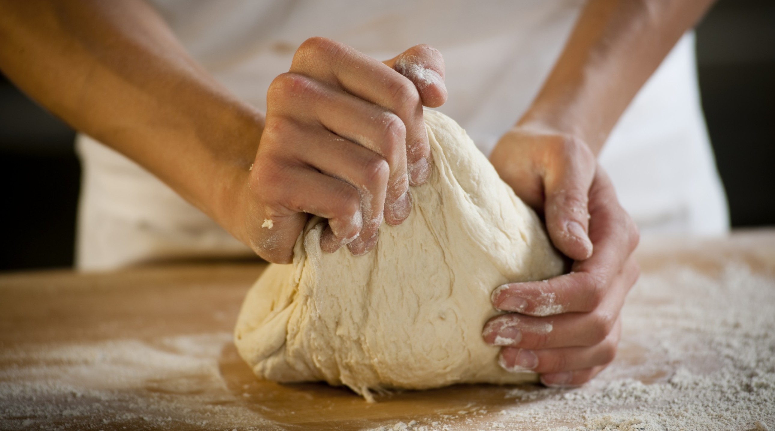 Elting av brøddeig. Vi trenger gluten for å kunne lage ekstra grovt brød med høyt innhold av fiber.