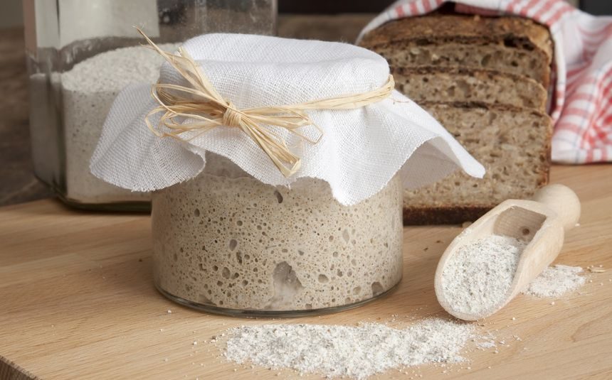 surdeig i krukke og brød