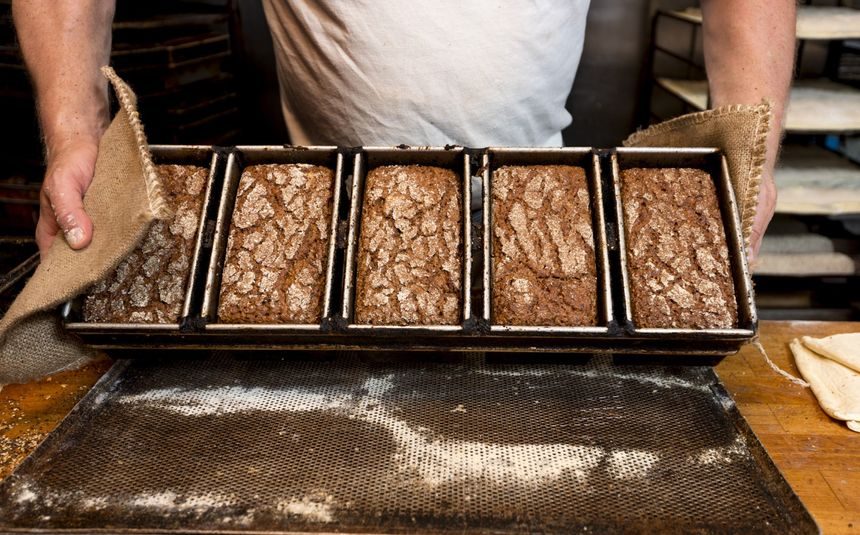baker med nybakte rugbrød